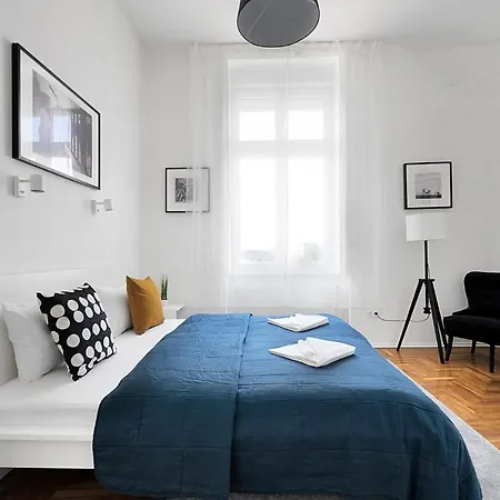 Bpr Cosmos Design With A/c Budapest